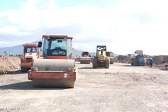 Nhà thầu huy động thêm máy móc, nhân sự để đẩy nhanh tiến độ thi công dự án cao tốc Vĩnh Hảo-Phan Thiết. (Ảnh: CTV/Vietnam+)