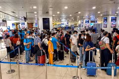Hành khách xếp hàng làm thủ tục đi máy bay tại Cảng hàng không quốc tế Nội Bài. (Ảnh: CTV/Vietnam+)