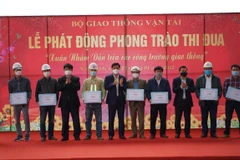 Lãnh đạo Bộ Giao thông Vận tải và tỉnh Ninh Bình trao quà động viên, khích lệ tinh thần cán bộ kỹ sư, người lao động trên công trường cao tốc Mai Sơn-Quốc lộ 45. (Ảnh: Việt Hùng/Vietnam+)