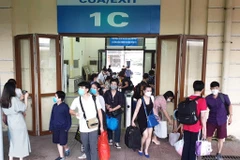 Hành khách đi tàu trong dịp nghỉ lễ 30/4-1/5/2022. (Ảnh: CTV/Vietnam+)