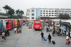 Nhiều đơn vị vận tải chưa tính đến việc giảm giá cước và vẫn trông ngóng vào chu kỳ điều chỉnh giá xăng dầu. (Ảnh: Việt Hùng/Vietnam+)