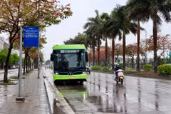 Hà Nội vừa đưa tuyến buýt điện E06 lộ trình Bến xe Giáp Bát-Khu đô thị Smart City vào hoạt động từ 1/4. (Ảnh: CTV/Vietnam+)