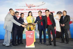 Các đại biểu thực hiện nghi thức công bố và khai trương đường bay của Vietjet tới Ấn Độ. (Ảnh: CTV/Vietnam+)