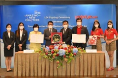 Đại diện lãnh đạo Vietjet Thái Lan và TAT cùng ký kết thoả thuận hợp tác chiến lược thúc đẩy phục hồi du lịch. (Ảnh: CTV/Vietnam+)