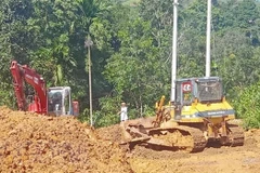 Xe cơ giới được bố trí trên toàn tuyến để kịp thời xử lý sự cố sạt lở núi, đảm bảo giao thông thông suốt. (Ảnh: Đoàn Hữu Trung/TTXVN)