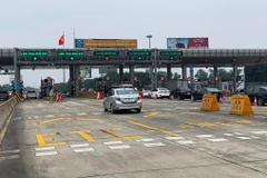 Phương tiện đi vào làn thu phí tự động không dừng tại trạm thu phí đầu tuyến cao tốc Hà Nội-Hải Phòng. (Ảnh: Việt Hùng/Vietnam+)