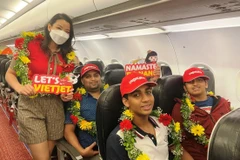 Những hành khách Ấn Độ trên chuyến bay giữa thành phố Đà Nẵng và Ahmedabad. (Ảnh: CTV/Vietnam+)