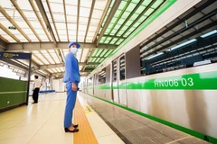 Nhân viên trực ke ga tại tuyến đường sắt đô thị Cát Linh-Hà Đông. (Ảnh: Việt Hùng/Vietnam+)