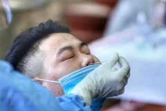 Lấy mẫu xét nghiệm COVID-19. (Ảnh: Tuấn Đức/TTXVN)