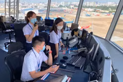 Kiểm soát viên không lưu làm việc tài Đài Nhân viên kiểm soát viên không lưu điều hành chuyến bay tại một cảng hàng không. (Ảnh: CTV/Vietnam+)