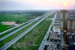 Phương tiện lưu thông trên Đại lộ Thăng Long. (Ảnh: Huy Hùng/TTXVN)