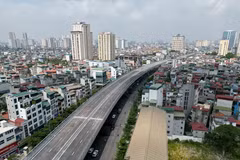 Tuyến đường bộ trên cao dọc đường Vành đai 2, đoạn từ cầu Vĩnh Tuy đến Ngã Tư Sở gồm cầu chính và cầu dẫn kết nối với các tuyến đường bên dưới. (Ảnh: Tuấn Anh/TTXVN)