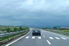 Phương tiện lưu thông trên một đoạn tuyến cao tốc đưa vào khai thác, vận hành. (Ảnh: Việt Hùng/Vietnam+)