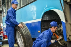 Những thợ sửa chữa bảo dưỡng có tay nghề vững vàng, kinh nghiệm được đơn vị lựa chọn tham gia thi đấu hội thi. (Ảnh: Minh Sơn/Vietnam+)