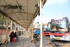 Các hàng ghế chờ trong bến cũng chỉ lác đác vài vị ‘thượng đế’ ngồi chờ xe. (Ảnh: Hoài Nam/Vietnam+)