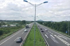 Phương tiện lưu thông trên một tuyến đường cao tốc đưa vào vận hành và khai thác. (Ảnh: CTV/Vietnam+)