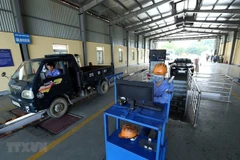 Kiểm tra kỹ thuật của các phương tiện tham gia giao thông. (Ảnh: Phan Tuấn Anh/TTXVN)