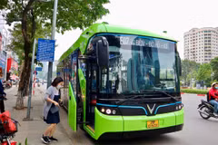 Tuyến buýt điện E07 lộ trình Long Biên-Bờ Hồ-Khu đô thị Vinhomes Smart City của Vinbus. (Ảnh: CTV/Vietnam+)
