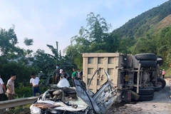 Hiện trường vụ tai nạn xe tải chở đất lật đè bẹp xe ôtô con khiến 3 người tử vong tại Hòa Bình. (Nguồn ảnh: Ủy ban An toàn giao thông Quốc gia)