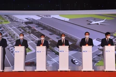 Phó Thủ tướng Chính phủ Lê Văn Thành và lãnh đạo Bộ, ban ngành và tỉnh Điên Biên nhấn nút khởi công dự án đầu tư xây dựng mở rộng Cảng hàng không Điện Biên. (Ảnh: Việt Hùng/Vietnam+)