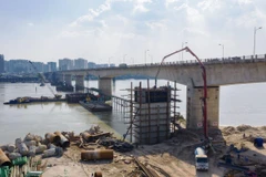 Liên danh nhà thầu Vinaconex-Trung Chính thi công cầu chính vượt dòng sông Hồng và tiến độ đạt hơn 50% khối lượng. (Ảnh: Việt Hùng/Vietnam+)