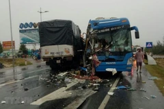 Hiện trường một vụ tai nạn giao thông nghiêm trọng giữa hai phương tiện trên tuyến đường Quốc lộ. (Ảnh: Đức Thọ/TTXVN)