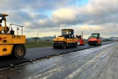 Nhà thầu thi công thảm nhựa mặt đường cao tốc Mai Sơn-Quốc lộ 45. (Ảnh: CTV/Vietnam+)