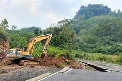 Phương tiện được huy động để thi công khắc phục đứt gãy, sụt lún trên Quốc lộ 15D. (Ảnh: Nguyên Lý/TTXVN)