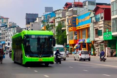 Tuyến xe buýt điện E09 có lộ trình Khu đô thị Smart City-đường Thanh Niên-Công viên nước Hồ Tây vừa được Vinbus mở. (Ảnh: CTV/Vietnam+)
