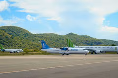 Sân bay Côn Đảo hiện chỉ có Vietnam Airlines và Bamboo Airways khai thác bằng các loại tàu bay ATR72 và Embraer E195. (Ảnh: CTV/Vietnam+)