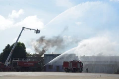 Lực lượng chức năng tham gia diễn tập khẩn nguy cấp quốc gia tại Cảng hàng không Buôn Ma Thuột. (Ảnh: Việt Hùng/Vietnam+)