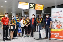 Lãnh đạo và phi hành đoàn Vietjet chào đón những hành khách trên chuyến bay đầu tiên từ Hà Nội đến Mumbai. (Ảnh: CTV/Vietnam+)
