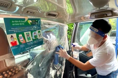 Theo dự thảo Luật Giao thông đường bộ sửa đổi, xe hợp đồng điện tử dưới 9 chỗ sẽ được gộp chung thành taxi. (Ảnh: CTV/Vietnam+)