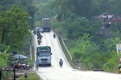 Phương tiện lưu thông trên tuyến Quốc lộ 6. (Ảnh: Hữu Quyết/TTXVN)