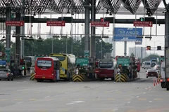 Phương tiện lưu thông qua làn thu phí tự động không dừng tại một trạm thu phí. (Ảnh: Việt Hùng/Vietnam+)