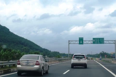 Phương tiện lưu thông trên tuyến cao tốc Nội Bài-Lào Cai. (Ảnh: Việt Hùng/Vietnam+)