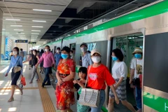 Nhiều người đã chọn metro Cát Linh-Hà Đông làm phương tiện đi lại. (Ảnh: Bảo Anh/Vietnam+)