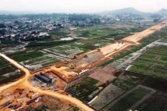 Nhà thầu thi công dự án cao tốc Bắc-Nam đoạn Nghi Sơn-Diễn Châu. (Ảnh: Huy Hùng/Vietnam+)