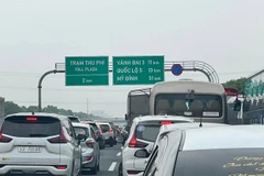 Tình trạng tắc nghẽn trước trạm thu phí trên quốc lộ 5B, cao tốc Hà Nội-Hải Phòng, được các tài xế phản ánh chiều 24/5 trên diễn đàn OFFB.