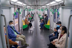 Hành khách đi tuyến đường sắt Cát Linh-Hà Đông. (Ảnh: Minh Hiếu/Vietnam+)