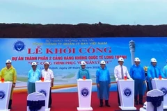 Các đại biểu nhấn nút khởi công dự án các công trình quản lý bay tại Cảng hàng không quốc tế Long Thành. (Ảnh: CTV/Vietnam+)