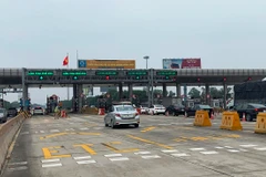 Phương tiện đi vào làn thu phí tự động không dừng tại trạm thu phí đầu tuyến cao tốc Hà Nội-Hải Phòng. (Ảnh: Việt Hùng/Vietnam+)