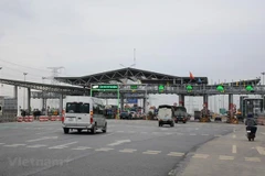 Phương tiện lưu thông qua một trạm thu phí BOT. (Ảnh: Việt Hùng/Vietnam+)