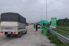 Phương tiện dán thẻ thu phí không dừng của Công ty VETC để lưu thông trên tuyến cao tốc Trung Lương-Mỹ Thuận. (Ảnh: CTV/Vietnam+)