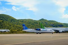 Sân bay Côn Đảo hiện chỉ có Vietnam Airlines và Bamboo Airways khai thác bằng các loại tàu bay ATR72 và Embraer E195. (Ảnh: CTV/Vietnam+)