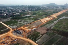 Nhà thầu thi công đoạn tuyến cao tốc Bắc-Nam phía Đông. (Ảnh: Huy Hùng/Vietnam+)