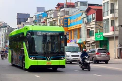 Tuyến xe buýt điện E09 có lộ trình Khu đô thị Smart City-đường Thanh Niên-Công viên nước Hồ Tây được Vinbus đưa vào khai thác, vận hành. (Ảnh: CTV/Vietnam+)