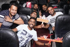 Hành khách Ấn Độ hào hứng trên hành trình bay cùng Vietjet đến với Việt Nam tươi đẹp. (Ảnh: CTV/Vietnam+)