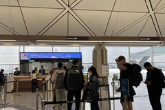 Hành khách làm thủ tục tại sân bay Hongkong. (Ảnh: CTV/Vietnam+)