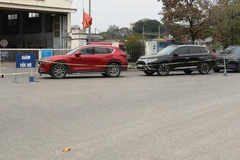 Dòng xe xếp hàng dài chờ đến lượt vào làm thủ tục đăng kiểm phương tiện. (Ảnh: Minh Hiếu/Vietnam+)